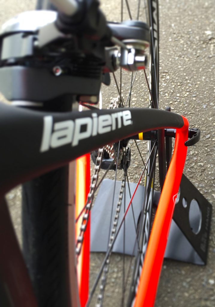 オールラウンドモデルのゼリウスのリア三角を応用した、弓なりのシートステーが振動吸収性を高めると同時にバネになりペダリングを助けます。
