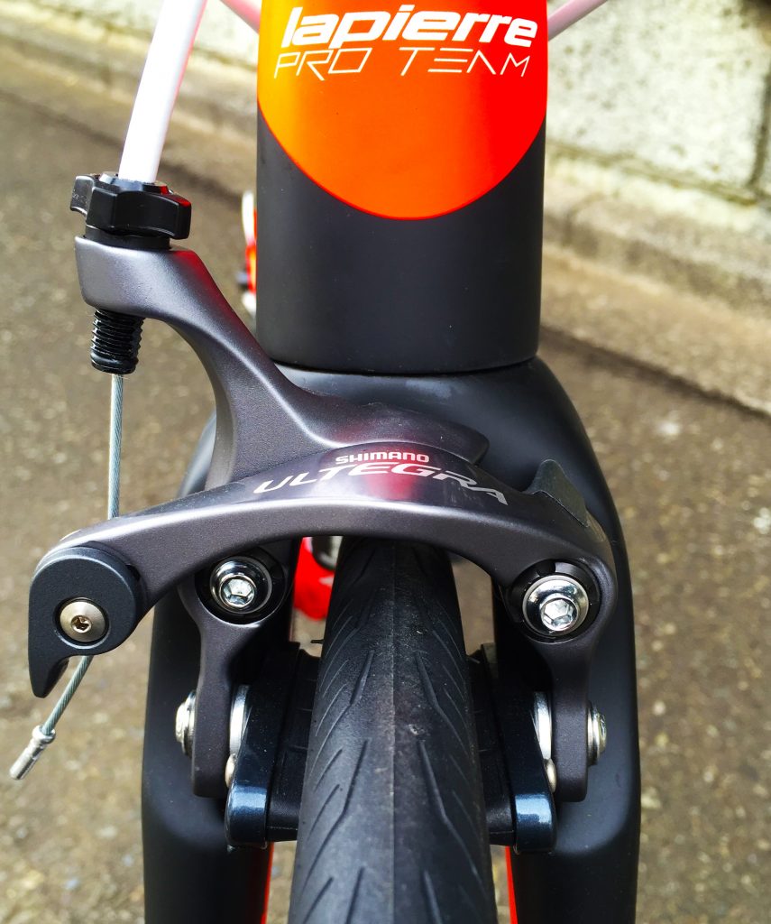 しっかりした制動性を発揮してくれる直付けブレーキ