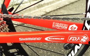 チームスポンサーのロゴも入って、テンションを上げます!