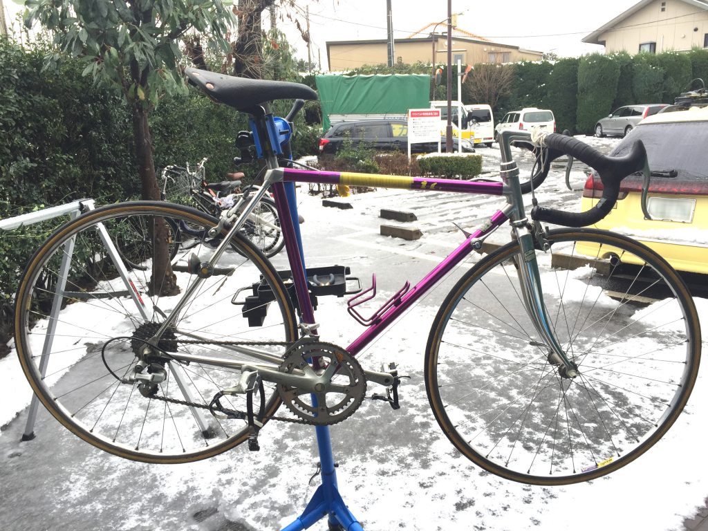 ビフォー。雪の日に撮影。あえてではありません。シマノ600で統一されており、これはこれでカッコイイですが・・・