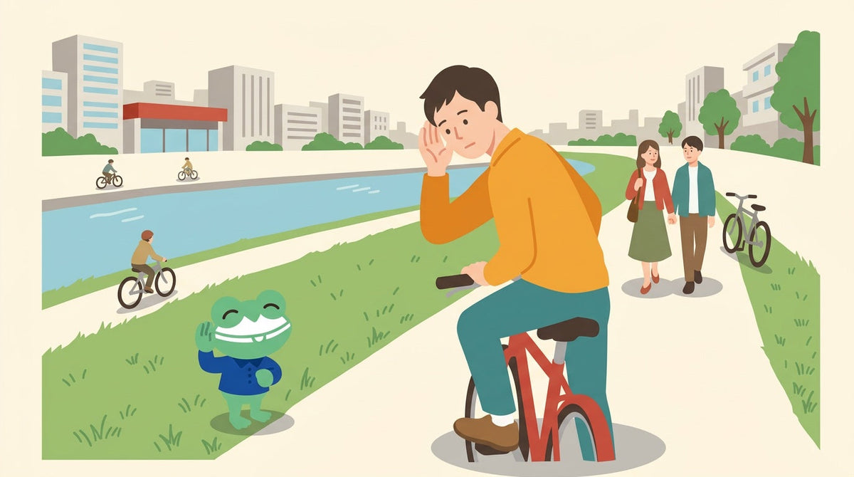 川沿いの道で自転車にまたがった男性が、足元の音に耳をすませている。草の上でカエルの店員も耳に手を当てている