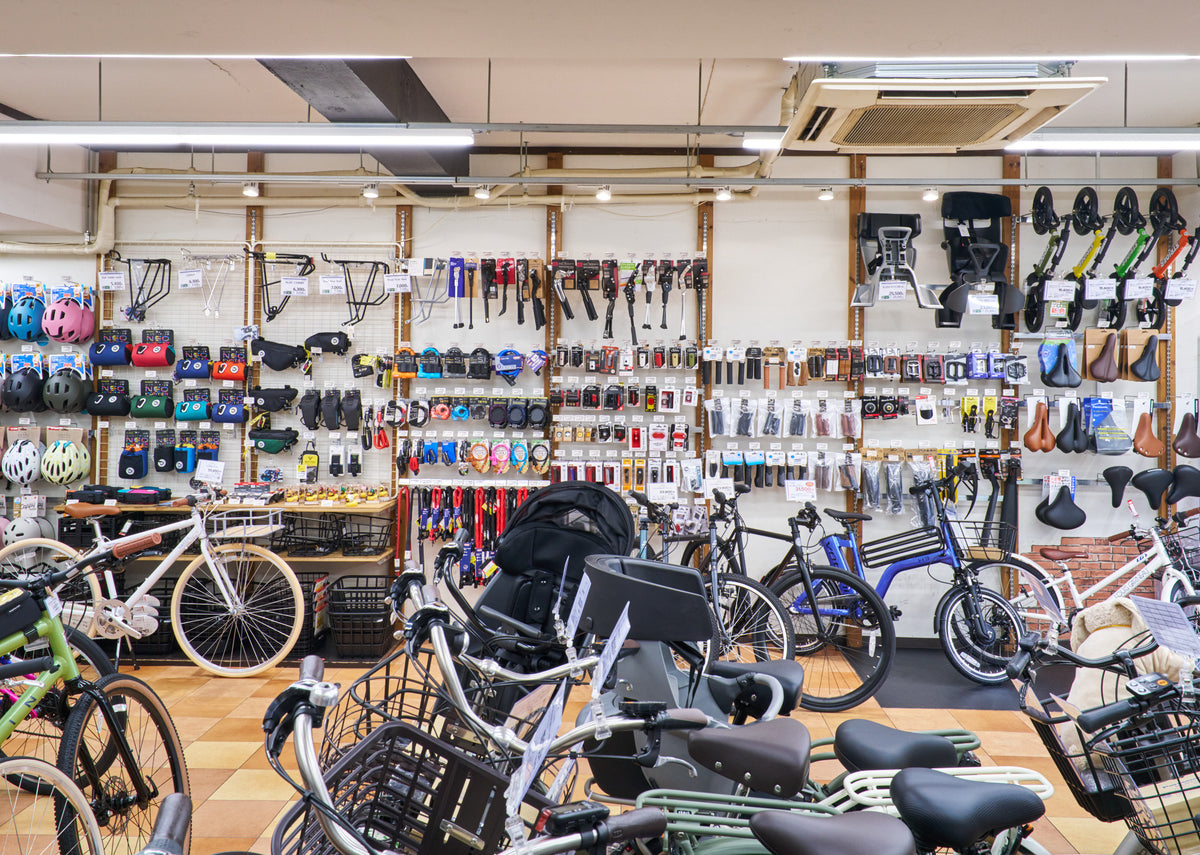 店内の小物の壁と自転車