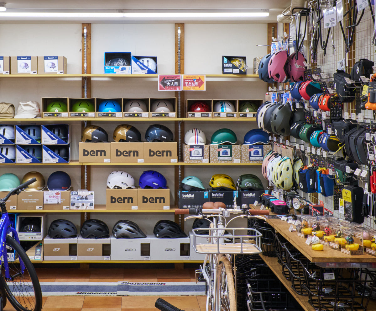 店内のヘルメットの棚と自転車