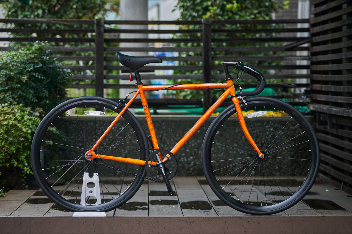 真横から見た自転車（橙）