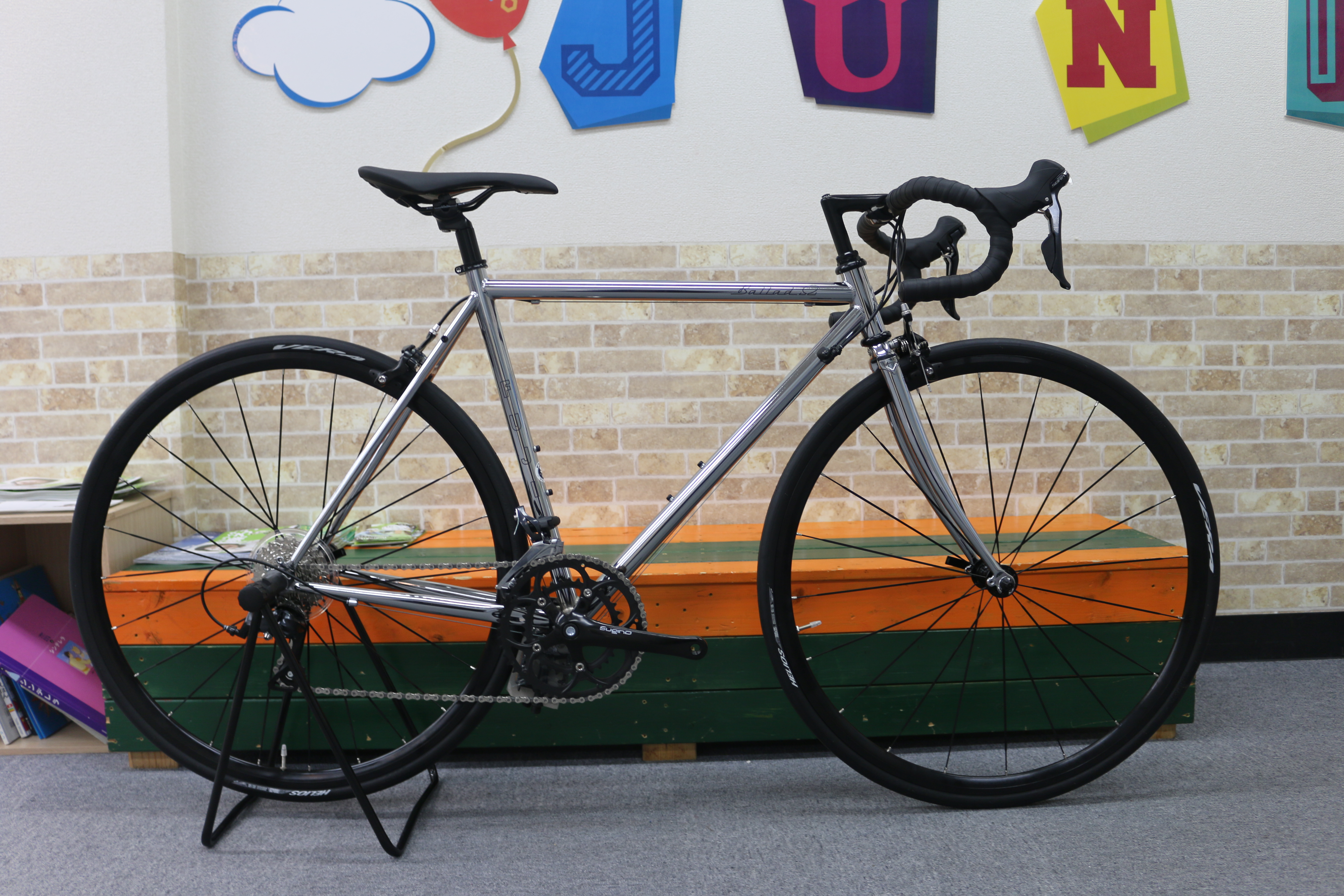 【限定生産モデル】FUJI BALLAD Ω（OMEGA） “クロームメッキ” FUJI フジ 2025年モデル BALLAD バラッド クロスバイク 限定生産モデル