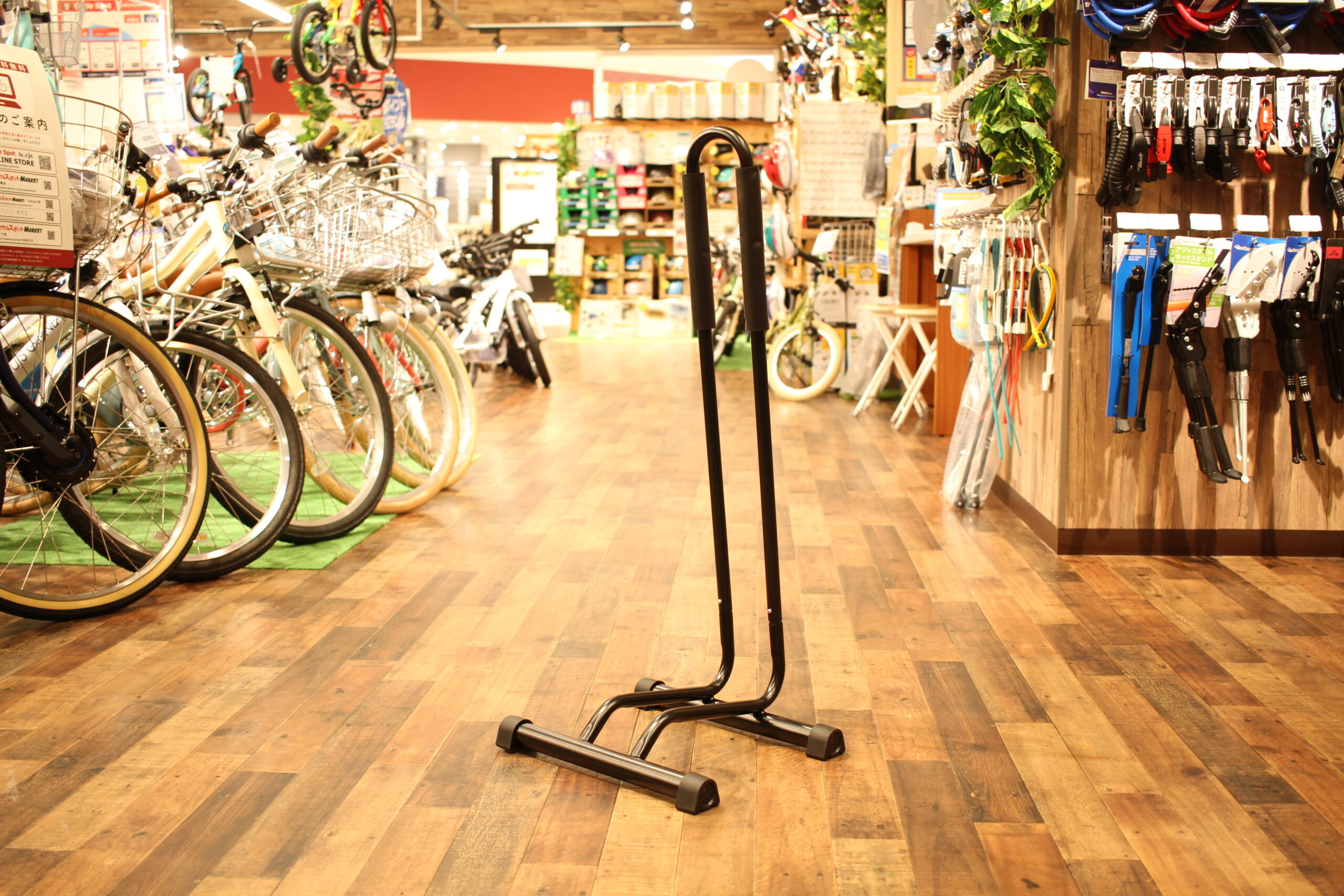 大切な愛車の保管に最適◎中空スチール製ディスプレイスタンド